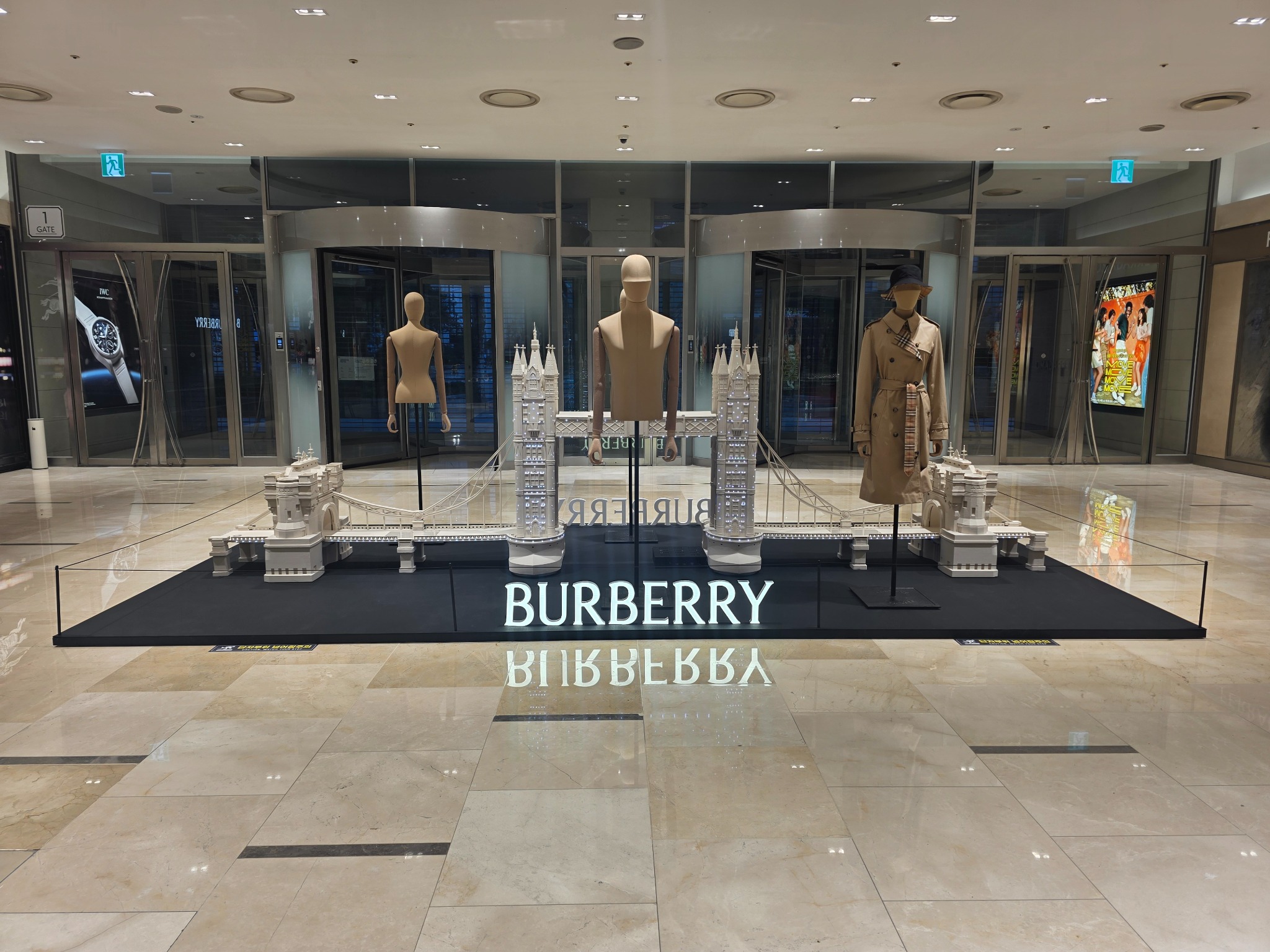 BURBERRY 전시 공간에 설치 완료된 타워브리지 전체 전경