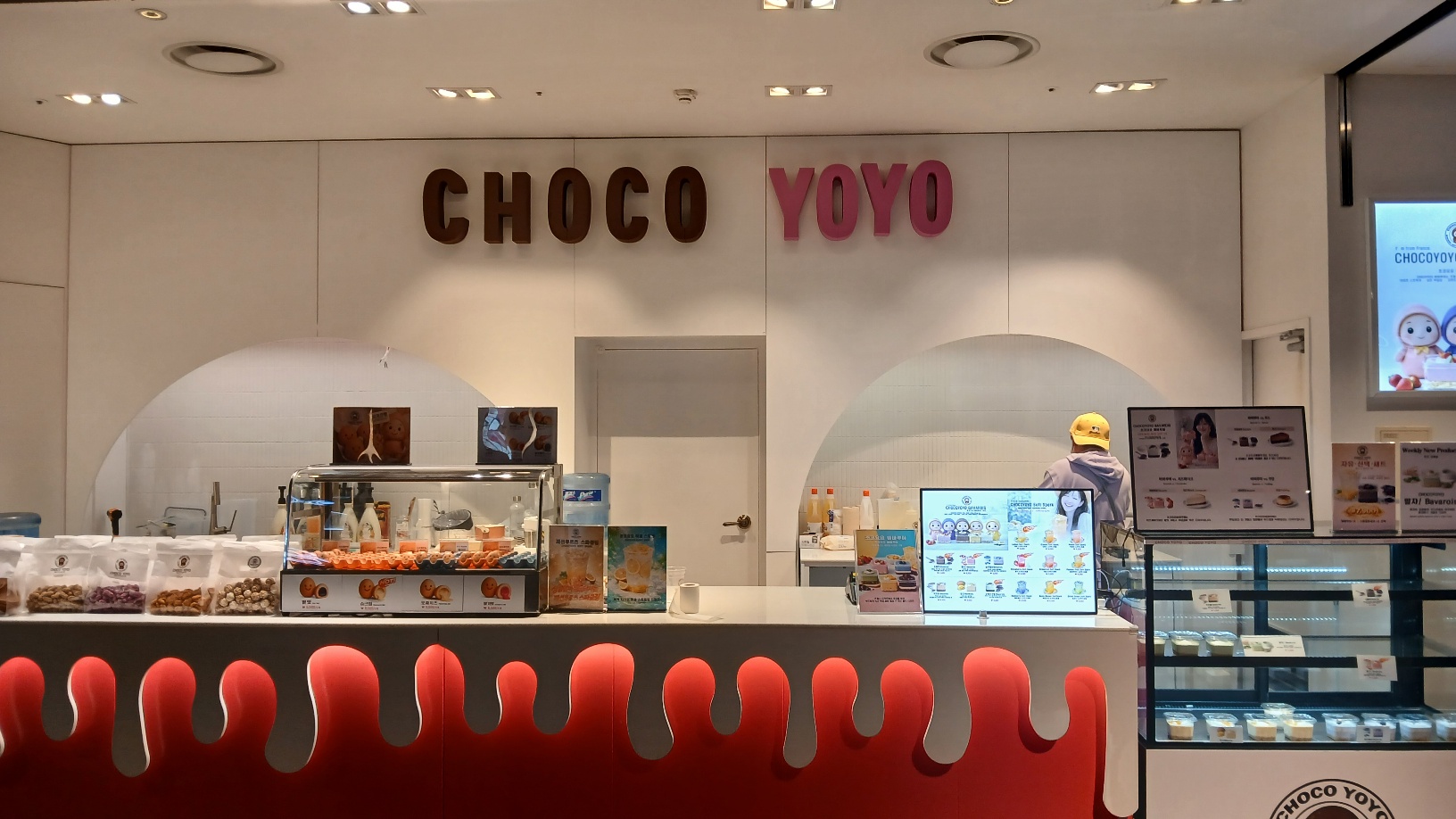 다른 각도에서 촬영한 CHOCO YOYO 매장 벽면 입체 로고와 공간