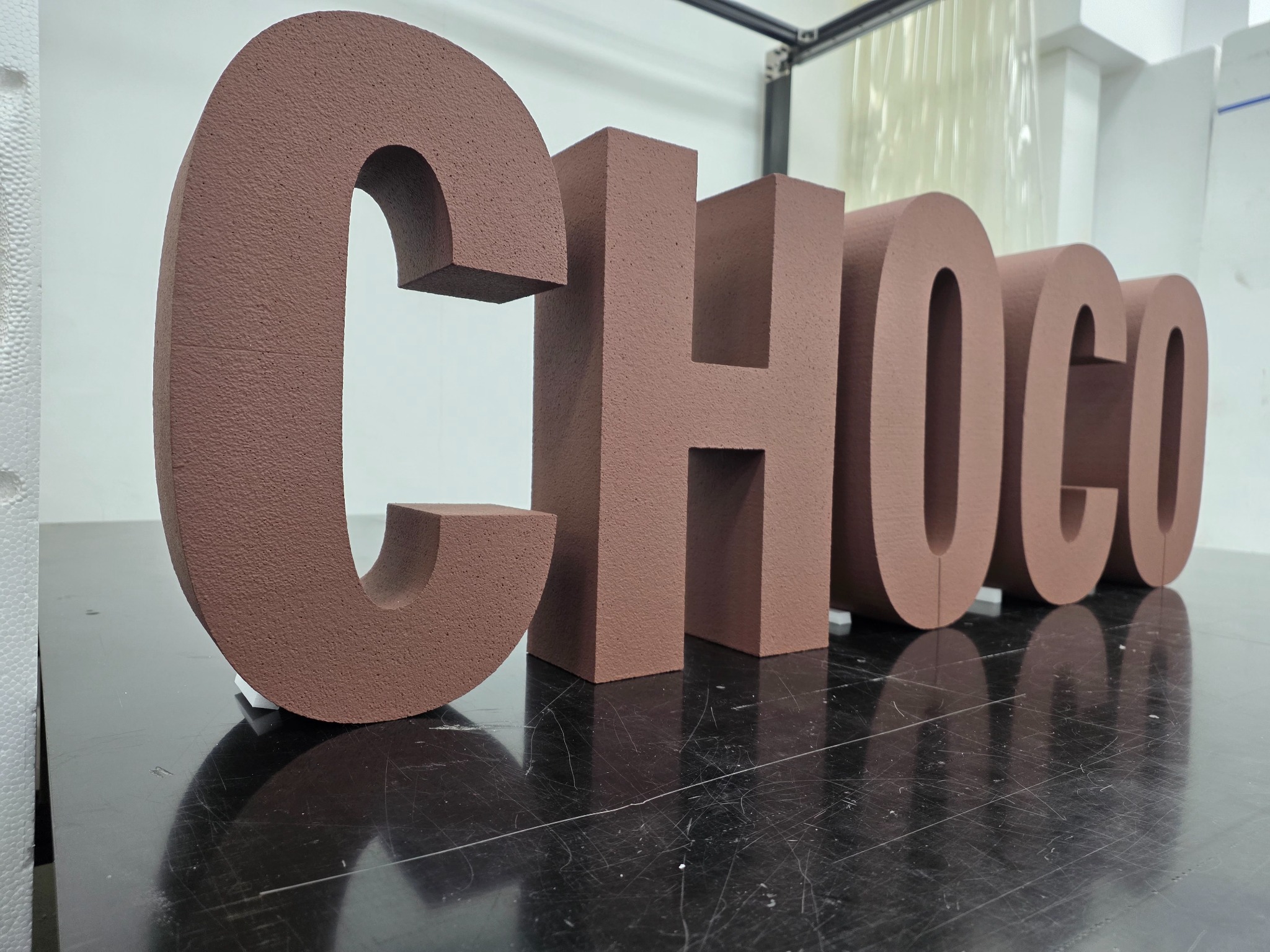 작업실에서 제작한 브라운 CHOCO 입체글자