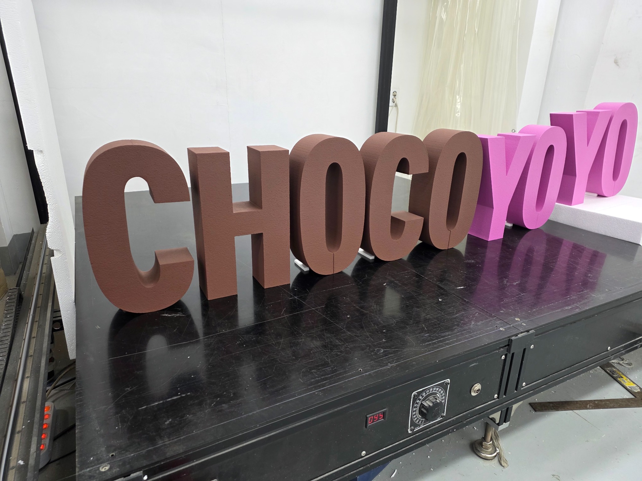 브라운 CHOCO와 핑크 YOYO가 함께 놓인 제작 완료 사진