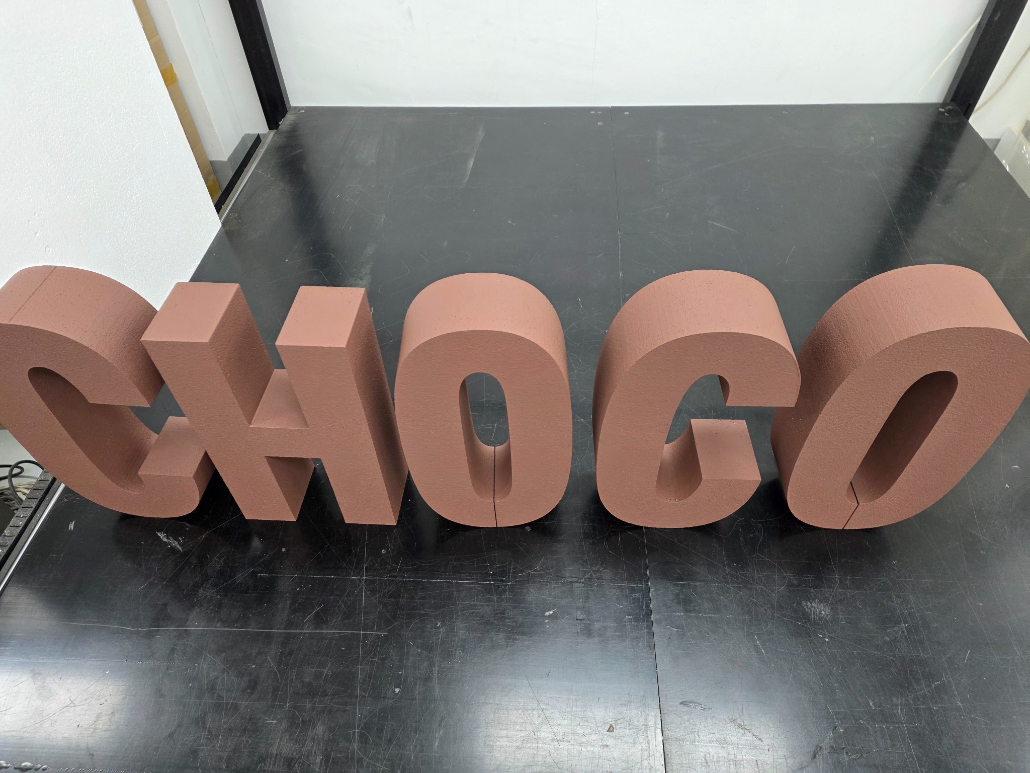 위에서 가까이 촬영한 CHOCO 글자의 두께와 측면 형태
