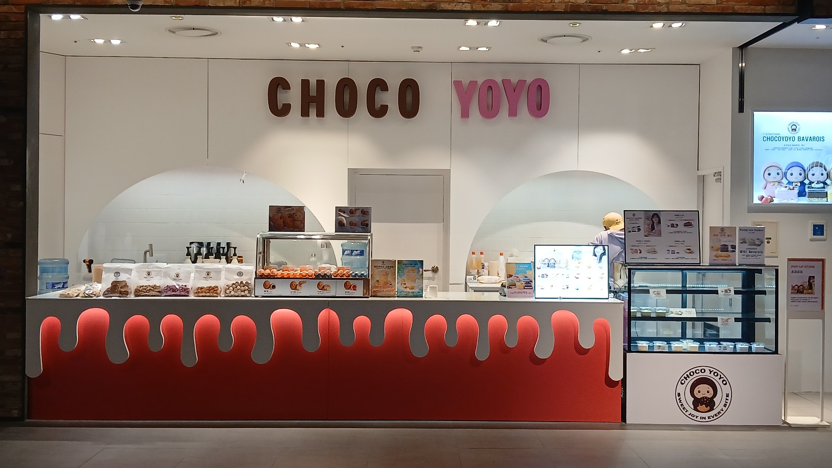 CHOCO YOYO 매장 전체와 상단 벽면 로고가 보이는 정면 완성 전경