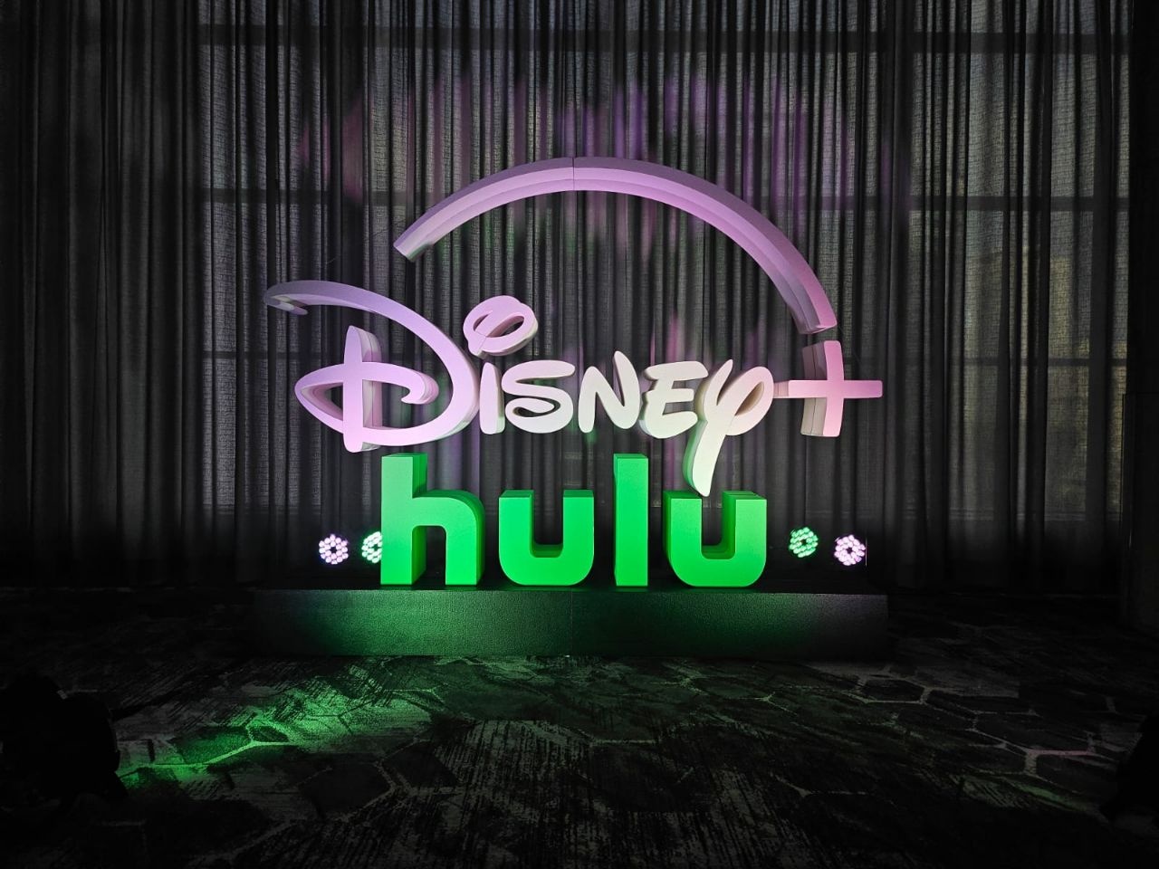 조명이 켜진 Disney+와 Hulu의 최종 행사장 설치 전경