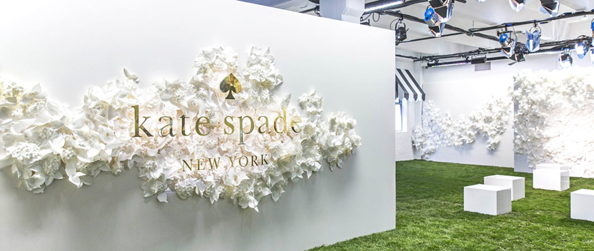 화이트 플라워 행사 공간에 설치된 KATE SPADE NEW YORK 골드 로고