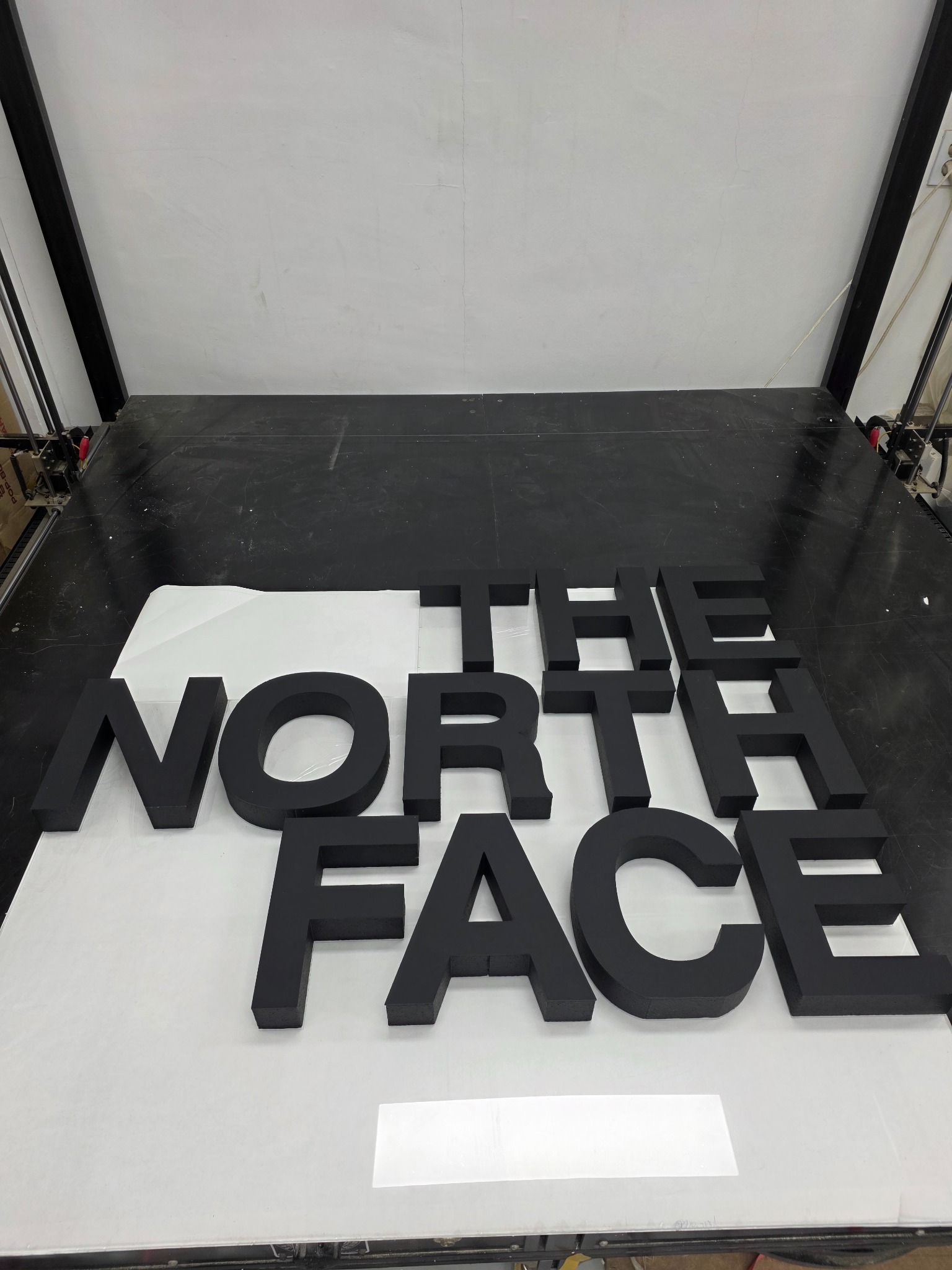 작업실에서 제작 중인 블랙 THE NORTH FACE 개별 입체글자