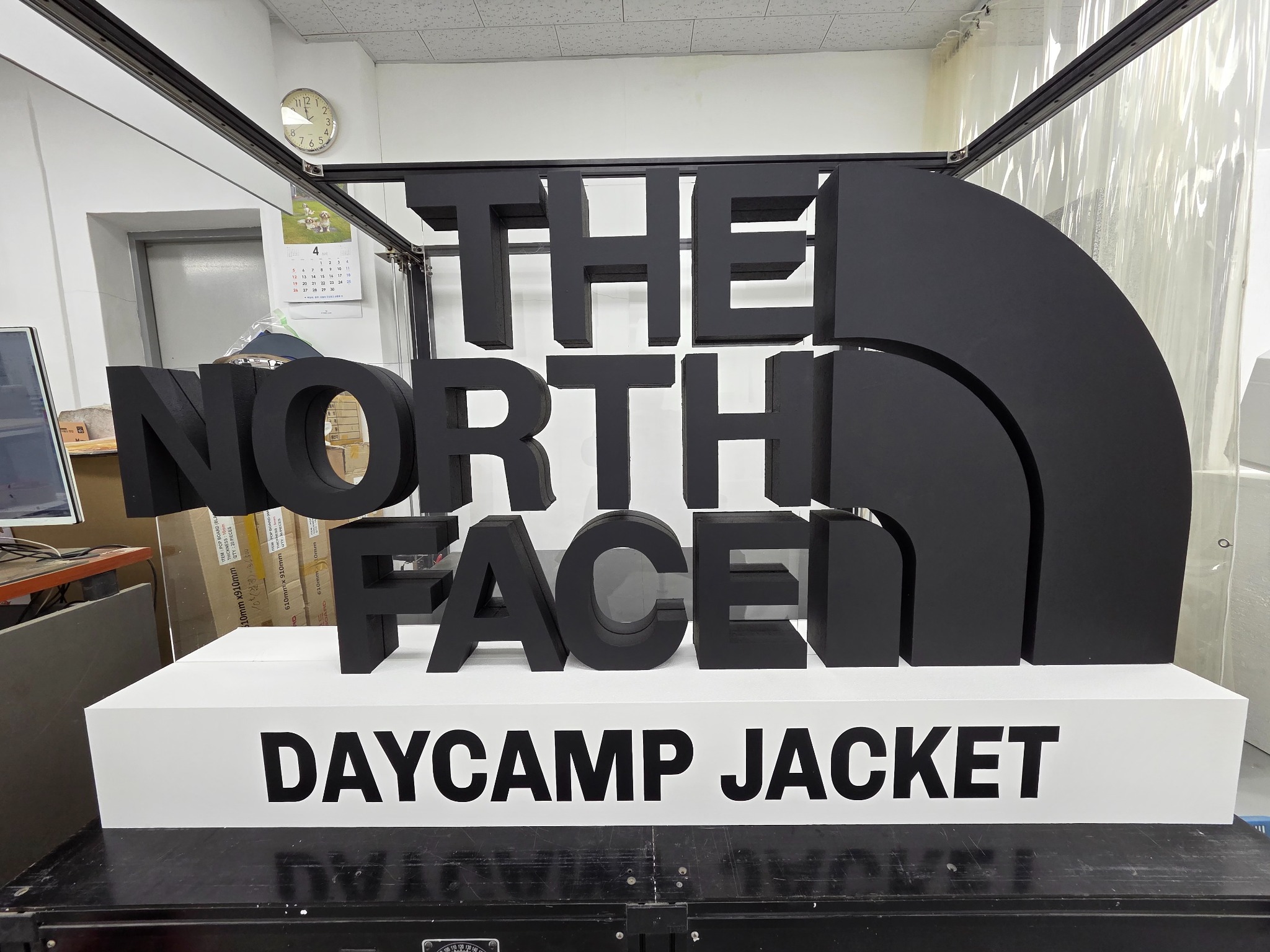 DAYCAMP JACKET 문구와 흰색 기단까지 조립된 THE NORTH FACE 작업실 완성 전경